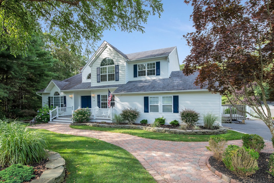 32 Bailey Lane, Manorville, NY 11949, Presented by Lina Lopes, Douglas